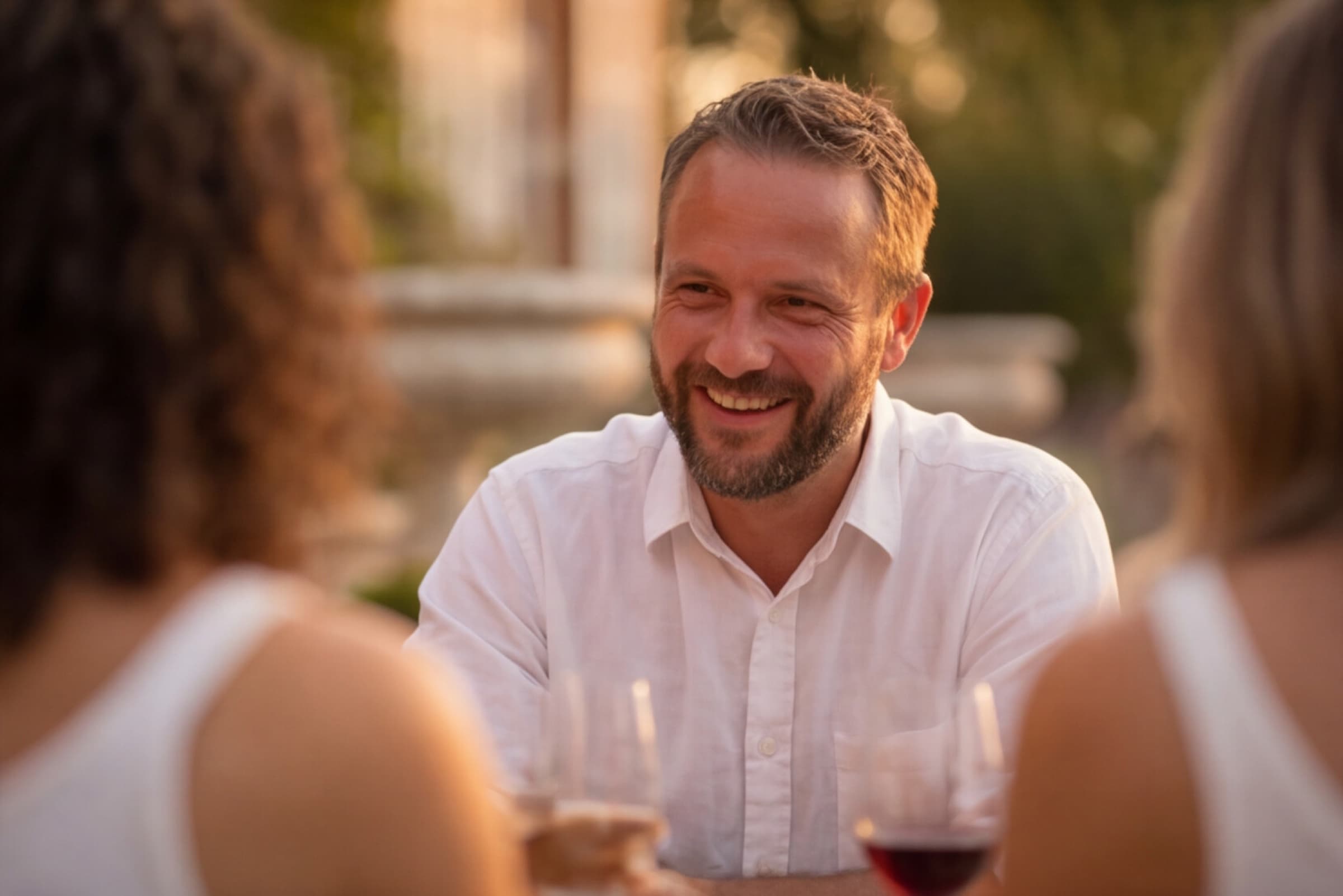 Convive souriant en terrasse