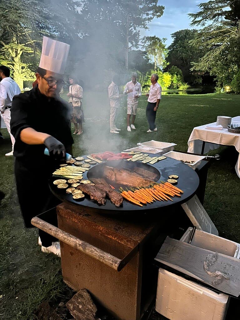 Le chef aux grillades devant le braséro du Château de Roquefoulet