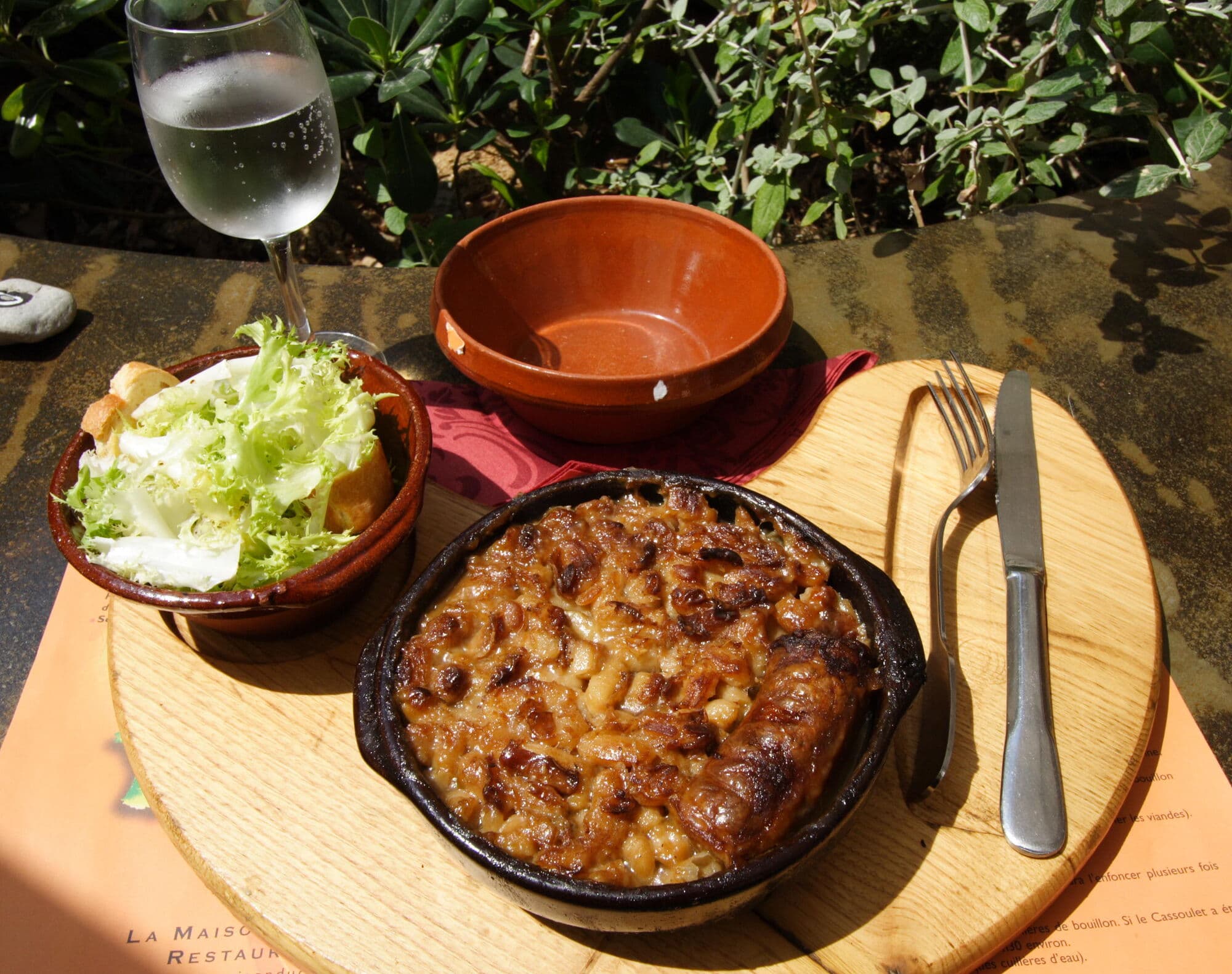 Cassoulet servi dans sa cassole en terre cuite