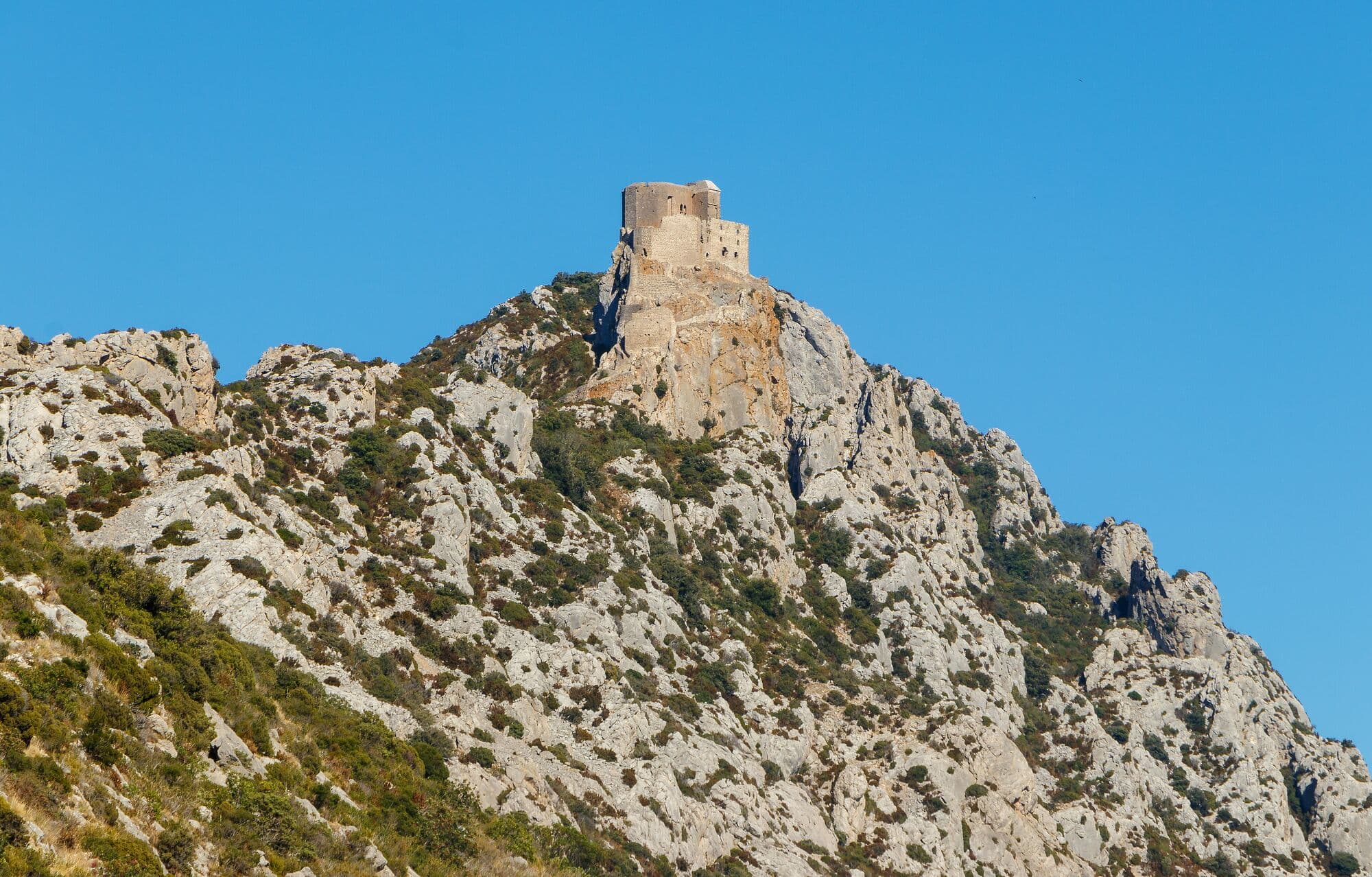 Le château de Quéribus face aux Corbières