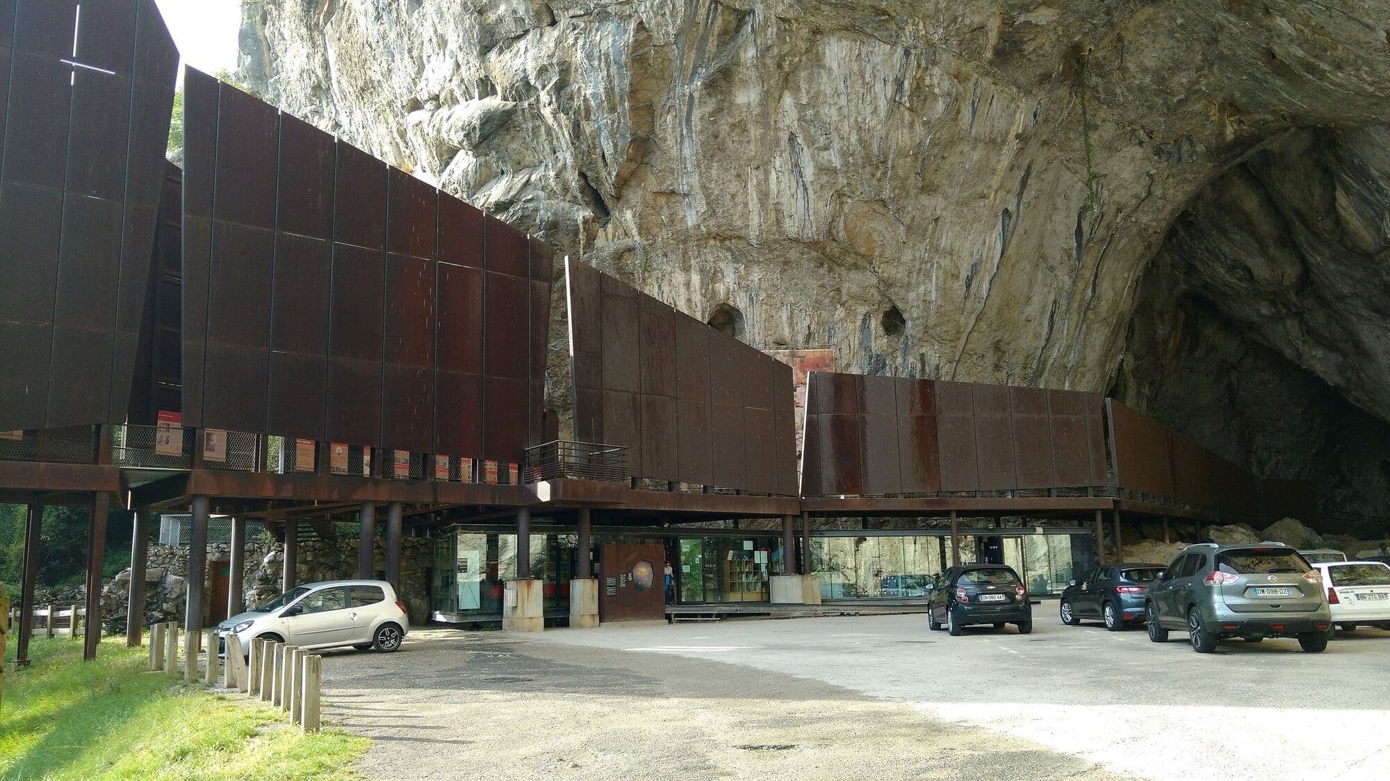 L'entrée de la grotte de Niaux