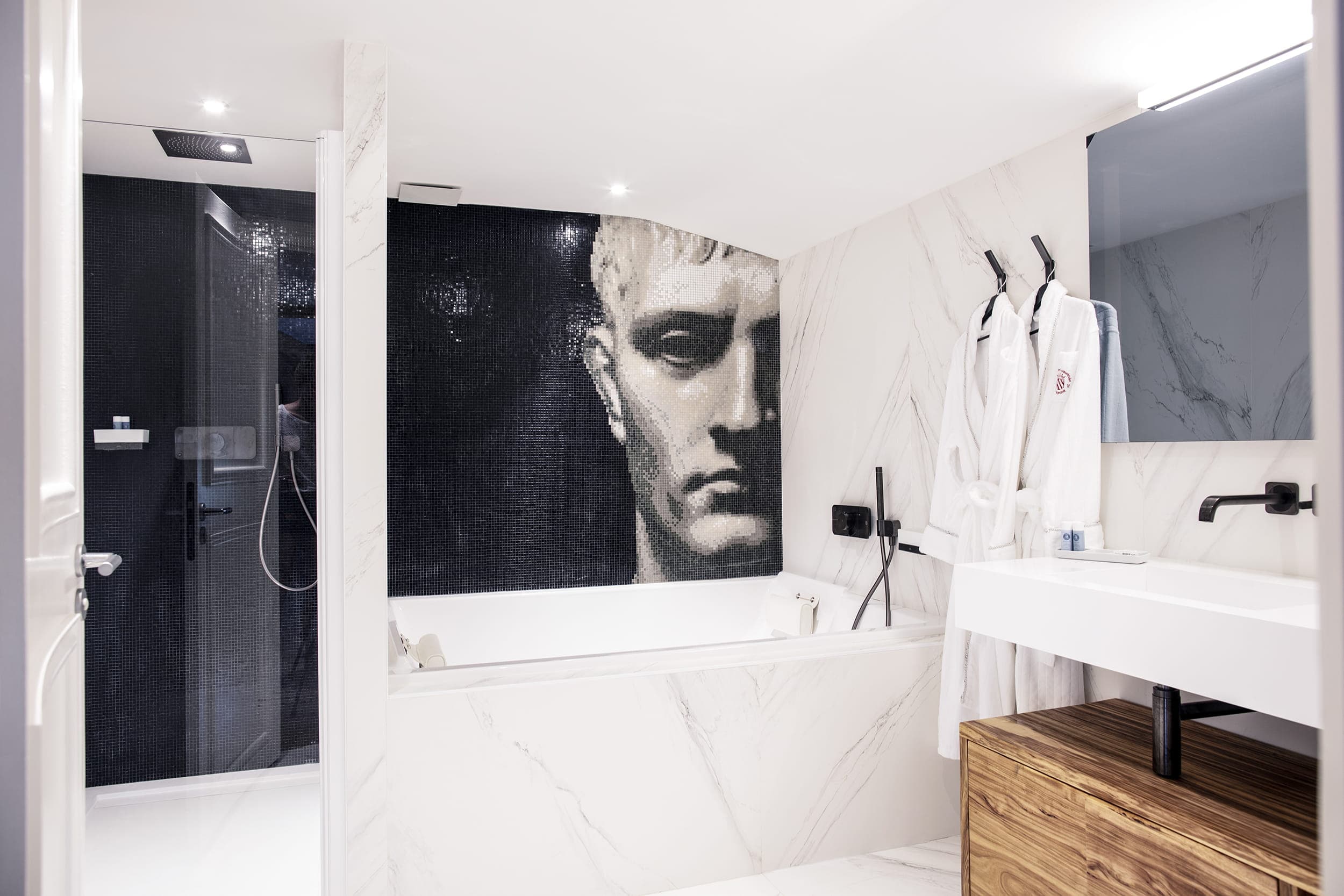 Salle de bain Suite — mosaïque artistique, baignoire et douche