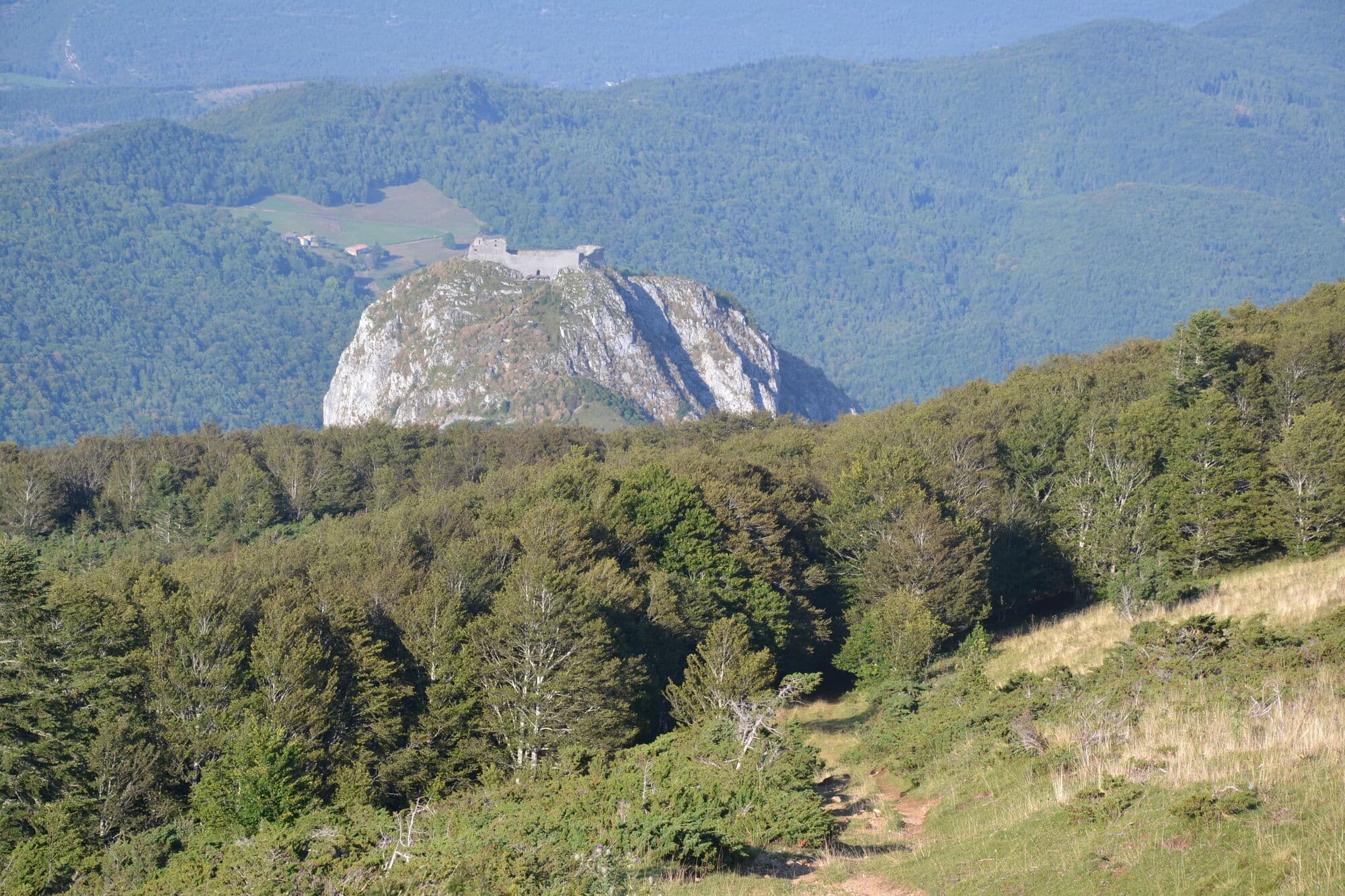 Le château de Montségur sur son pog