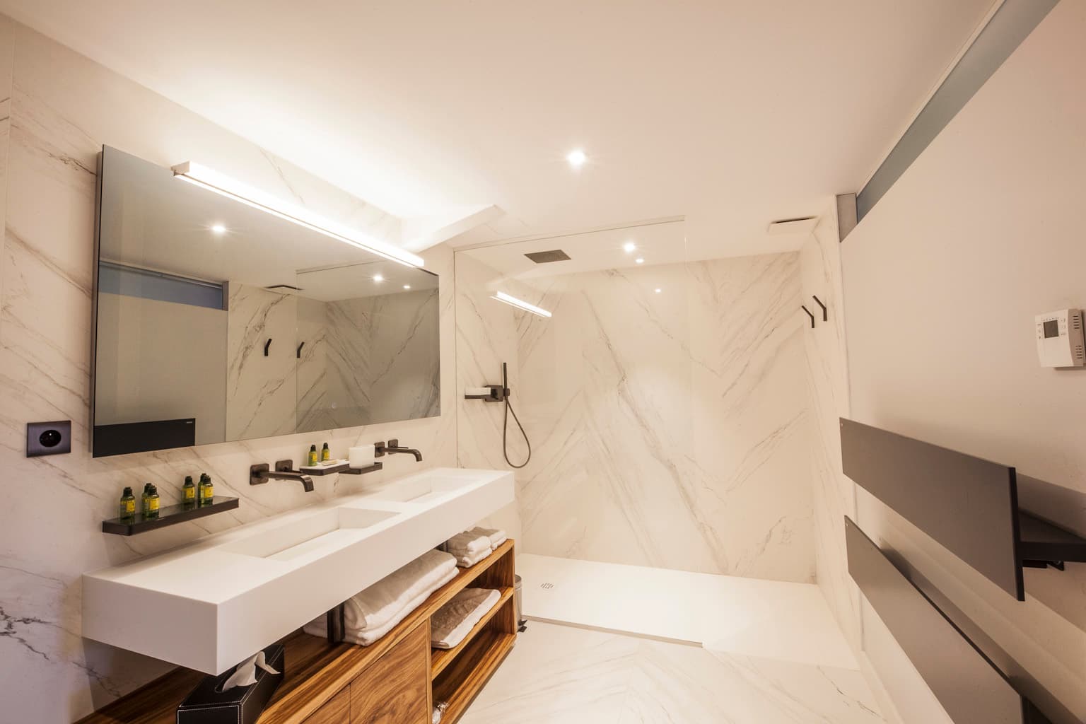 Salle de bain Suite Junior — marbre et douche à l'italienne